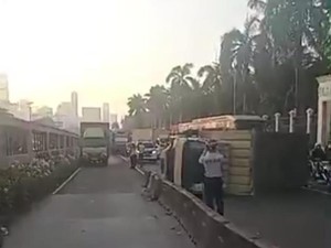 Truk Terguling Melintang di Jalan Depan Gedung DPR, Lalin Macet
