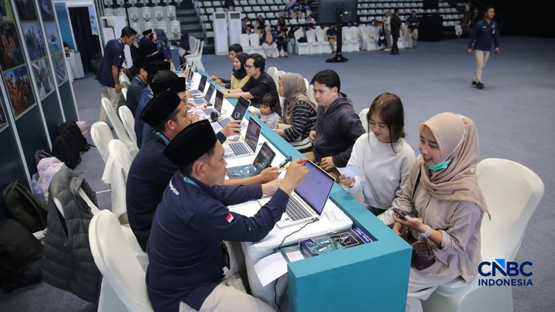 Warga menukarkan uang untuk keperluan THR Lebaran di Basket Hall kawasan Gelora Bung Karno (GBK), Kamis (12/3/2026). (CNBC Indonesia/Faisal Rahman)
