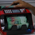 Warga menukarkan uang untuk keperluan THR Lebaran di Basket Hall kawasan Gelora Bung Karno (GBK), Kamis (12/3/2026). (CNBC Indonesia/Faisal Rahman)