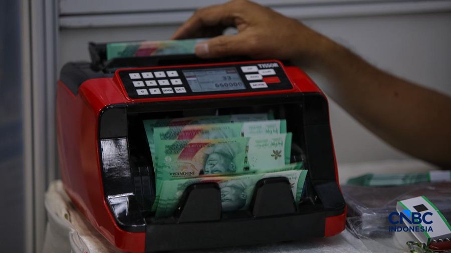 Warga menukarkan uang untuk keperluan THR Lebaran di Basket Hall kawasan Gelora Bung Karno (GBK), Kamis (12/3/2026). (CNBC Indonesia/Faisal Rahman)