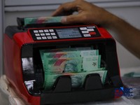 Warga menukarkan uang untuk keperluan THR Lebaran di Basket Hall kawasan Gelora Bung Karno (GBK), Kamis (12/3/2026). (CNBC Indonesia/Faisal Rahman)