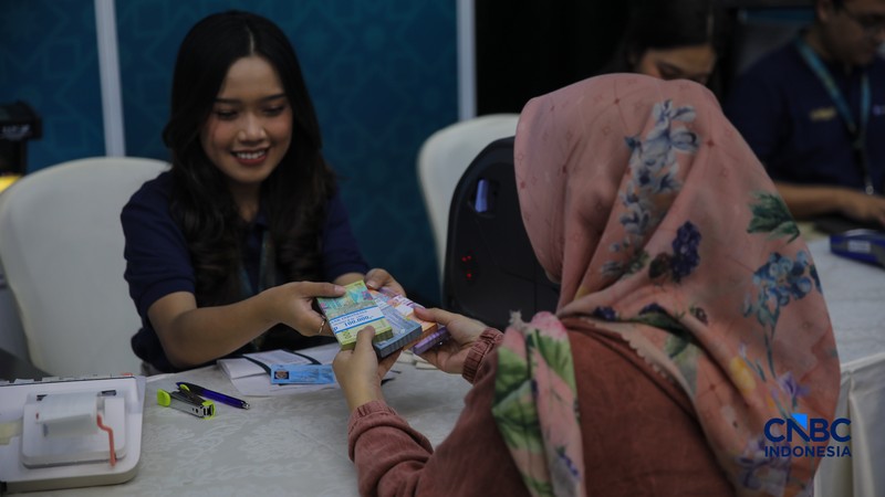 Warga menukarkan uang untuk keperluan THR Lebaran di Basket Hall kawasan Gelora Bung Karno (GBK), Kamis (12/3/2026). (CNBC Indonesia/Faisal Rahman)