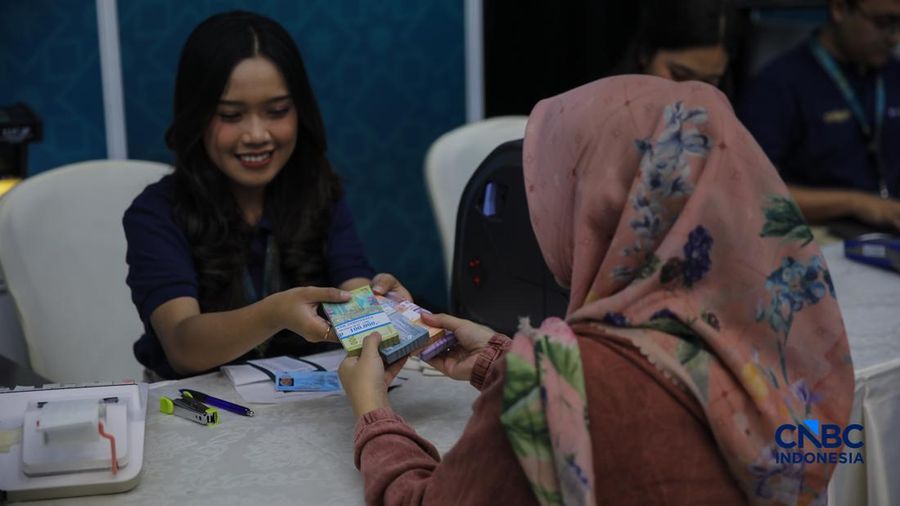 Warga menukarkan uang untuk keperluan THR Lebaran di Basket Hall kawasan Gelora Bung Karno (GBK), Kamis (12/3/2026). (CNBC Indonesia/Faisal Rahman)