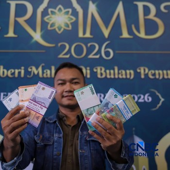 Jelang Lebaran, Warga Ramai-Ramai Tukarkan Uang Baru di GBK