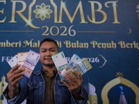 Jelang Lebaran, Warga Ramai-Ramai Tukarkan Uang Baru di GBK