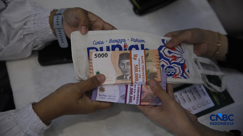 Warga menukarkan uang untuk keperluan THR Lebaran di Basket Hall kawasan Gelora Bung Karno (GBK), Kamis (12/3/2026). (CNBC Indonesia/Faisal Rahman)