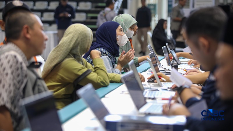 Warga menukarkan uang untuk keperluan THR Lebaran di Basket Hall kawasan Gelora Bung Karno (GBK), Kamis (12/3/2026). (CNBC Indonesia/Faisal Rahman)