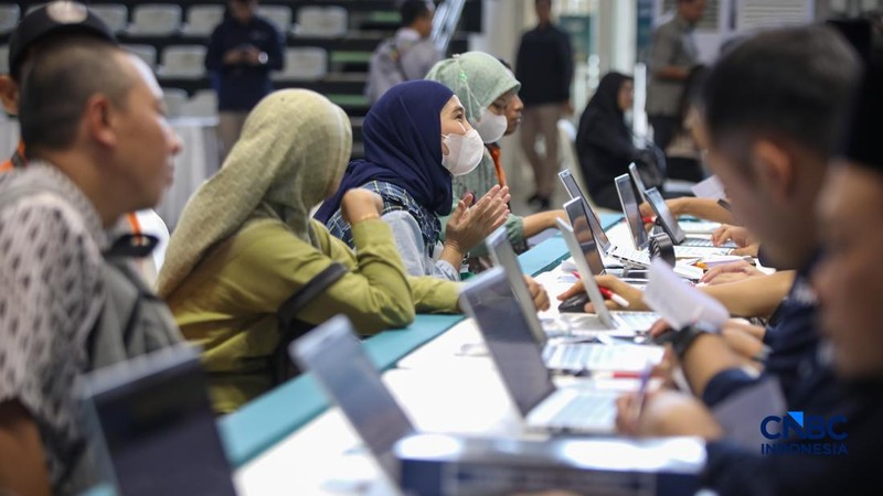 Warga menukarkan uang untuk keperluan THR Lebaran di Basket Hall kawasan Gelora Bung Karno (GBK), Kamis (12/3/2026). (CNBC Indonesia/Faisal Rahman)