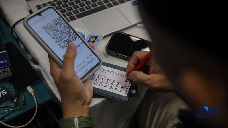 Warga menukarkan uang untuk keperluan THR Lebaran di Basket Hall kawasan Gelora Bung Karno (GBK), Kamis (12/3/2026). (CNBC Indonesia/Faisal Rahman)