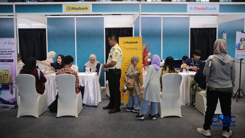Warga menukarkan uang untuk keperluan THR Lebaran di Basket Hall kawasan Gelora Bung Karno (GBK), Kamis (12/3/2026). (CNBC Indonesia/Faisal Rahman)
