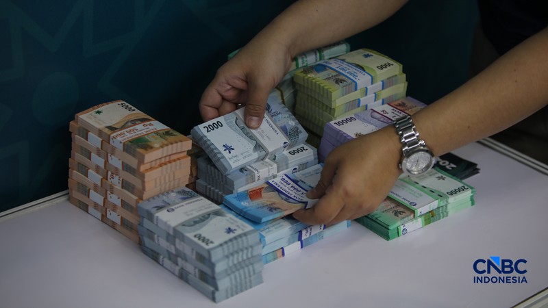 Warga menukarkan uang untuk keperluan THR Lebaran di Basket Hall kawasan Gelora Bung Karno (GBK), Kamis (12/3/2026). (CNBC Indonesia/Faisal Rahman)