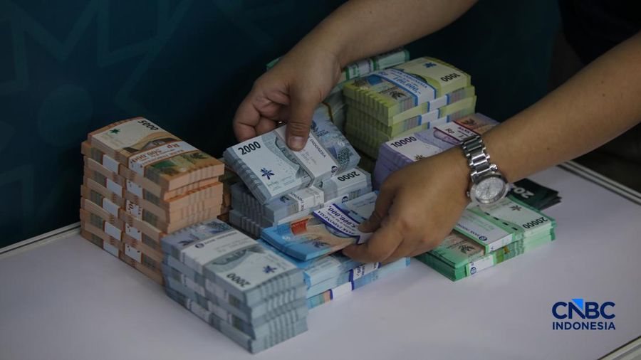 Warga menukarkan uang untuk keperluan THR Lebaran di Basket Hall kawasan Gelora Bung Karno (GBK), Kamis (12/3/2026). (CNBC Indonesia/Faisal Rahman)