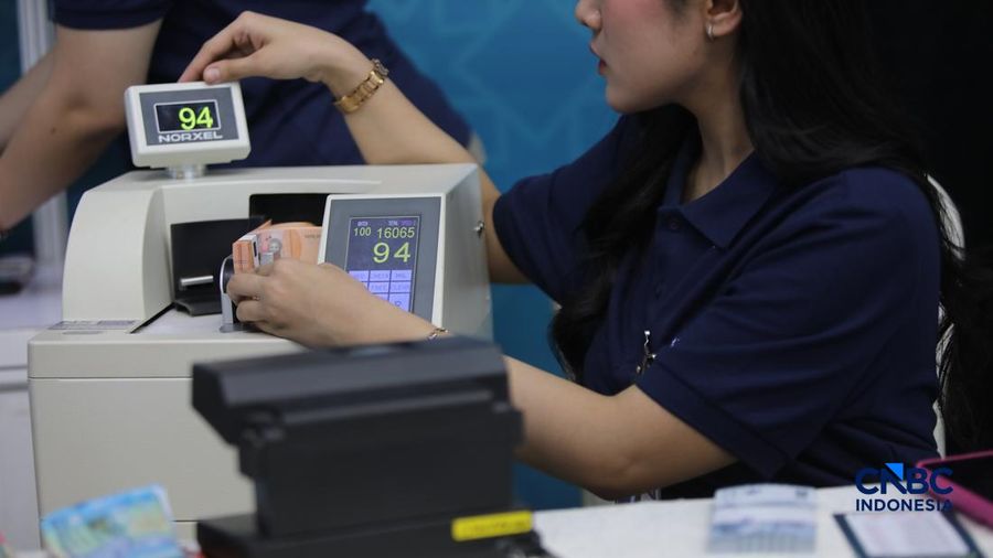 Warga menukarkan uang untuk keperluan THR Lebaran di Basket Hall kawasan Gelora Bung Karno (GBK), Kamis (12/3/2026). (CNBC Indonesia/Faisal Rahman)