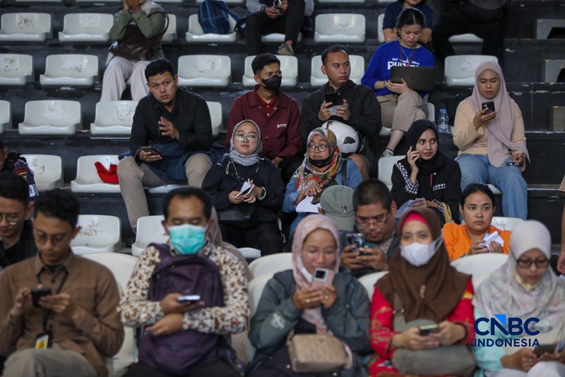 Warga menukarkan uang untuk keperluan THR Lebaran di Basket Hall kawasan Gelora Bung Karno (GBK), Kamis (12/3/2026). (CNBC Indonesia/Faisal Rahman)