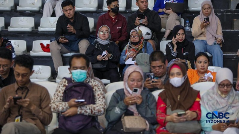Warga menukarkan uang untuk keperluan THR Lebaran di Basket Hall kawasan Gelora Bung Karno (GBK), Kamis (12/3/2026). (CNBC Indonesia/Faisal Rahman)