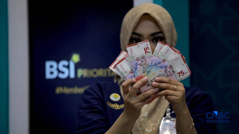 Warga menukarkan uang untuk keperluan THR Lebaran di Basket Hall kawasan Gelora Bung Karno (GBK), Kamis (12/3/2026). (CNBC Indonesia/Faisal Rahman)