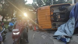 Truk Crane Terguling Tutup Sebagian Jalan di Tebet, Lalin Macet