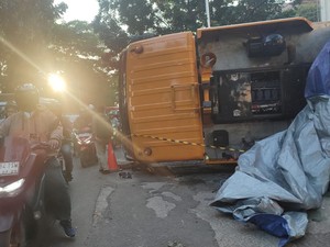 Truk Crane Terguling Tutup Sebagian Jalan di Tebet, Lalin Macet