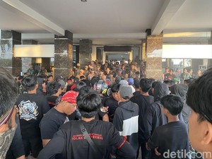 Demo di Kantor Bupati Tana Toraja soal Geothermal, Massa-Aparat Saling Dorong