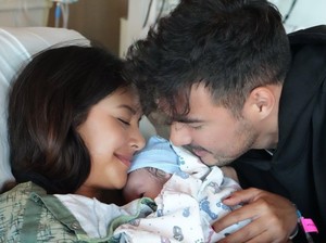 Potret Bahagia Aurelie Moeremans Melahirkan Anak Pertama