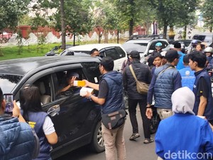 1.000 Takjil untuk yang Melintas di Pakansari Bogor
