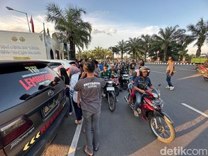 Resmob Kota-Kab Kediri Turun ke Jalan Bagi Takjil di Simpang Lima Gumul