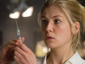 Main Bareng Dwayne Johnson, Rosamund Pike: Ini Film Terburuk