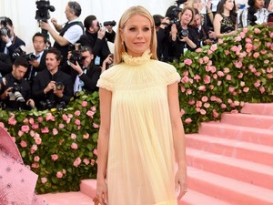 Gwyneth Paltrow Sindir Artis Pakai Kostum Hot Dog di Met Gala