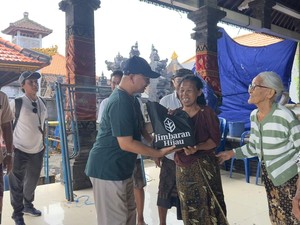 Jimbaran Hijau-Desa Adat Jimbaran Bagikan 100 Paket Sembako untuk Lansia