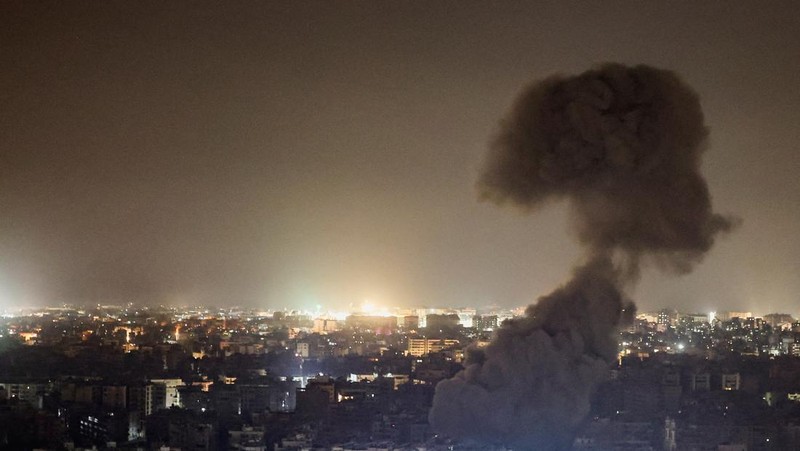 Kobaran api dan puing-puing berhamburan setelah serangan Israel yang dilaporkan terjadi di pinggiran selatan Beirut, menyusul eskalasi antara Hizbullah dan Israel, di tengah konflik AS-Israel dengan Iran, Lebanon, Jumat (13/3/2026). (REUTERS/Amr Abdallah Dalsh)