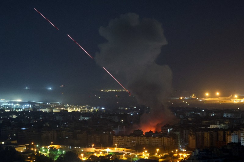 Kobaran api dan puing-puing berhamburan setelah serangan Israel yang dilaporkan terjadi di pinggiran selatan Beirut, menyusul eskalasi antara Hizbullah dan Israel, di tengah konflik AS-Israel dengan Iran, Lebanon, Jumat (13/3/2026). (REUTERS/Amr Abdallah Dalsh)