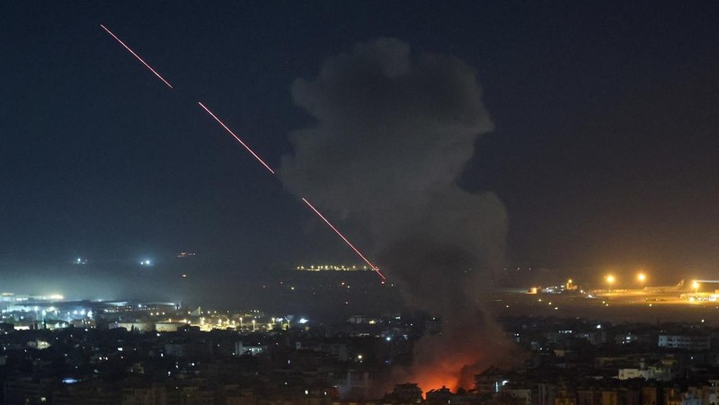 Kobaran api dan puing-puing berhamburan setelah serangan Israel yang dilaporkan terjadi di pinggiran selatan Beirut, menyusul eskalasi antara Hizbullah dan Israel, di tengah konflik AS-Israel dengan Iran, Lebanon, Jumat (13/3/2026). (REUTERS/Amr Abdallah Dalsh)