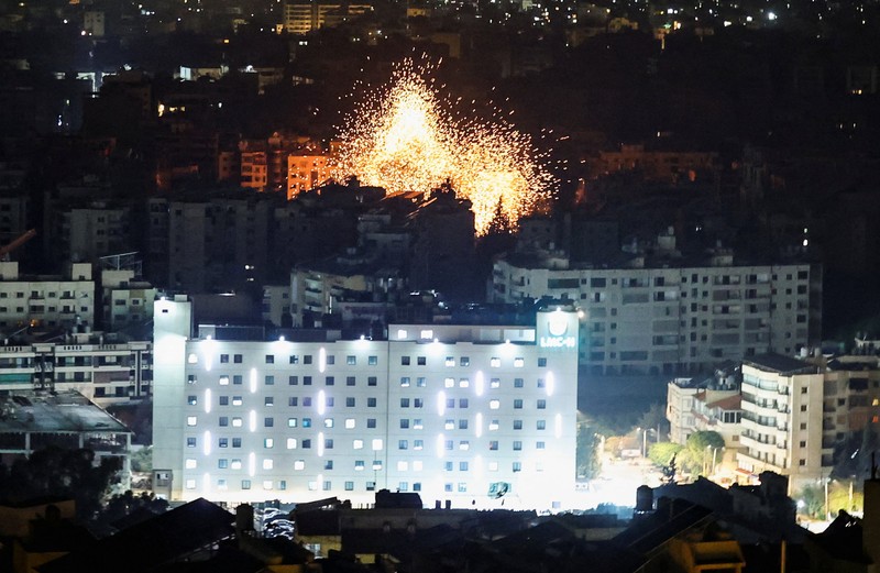 Kobaran api dan puing-puing berhamburan setelah serangan Israel yang dilaporkan terjadi di pinggiran selatan Beirut, menyusul eskalasi antara Hizbullah dan Israel, di tengah konflik AS-Israel dengan Iran, Lebanon, Jumat (13/3/2026). (REUTERS/Amr Abdallah Dalsh)