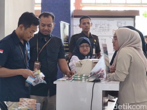 Jasa Tukar Uang Baru di Stasiun Tawang Semarang Laris Manis