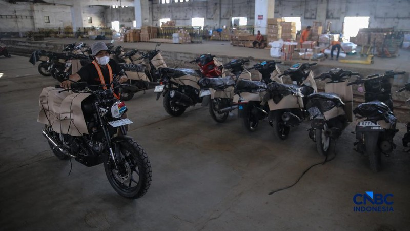 Pekerja menyiapkan sepeda motor milik peserta Mudik Motor Gratis (Motis) 2026 sebelum dilakukan pengiriman di Stasiun Jakarta Gudang, Kampung Bandan, Jakarta Utara, Jumat (13/3/2026). (CNBC Indonesia/Faisal Rahman)