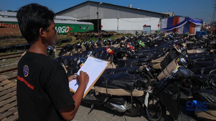 Pekerja menyiapkan sepeda motor milik peserta Mudik Motor Gratis (Motis) 2026 sebelum dilakukan pengiriman di Stasiun Jakarta Gudang, Kampung Bandan, Jakarta Utara, Jumat (13/3/2026). (CNBC Indonesia/Faisal Rahman)