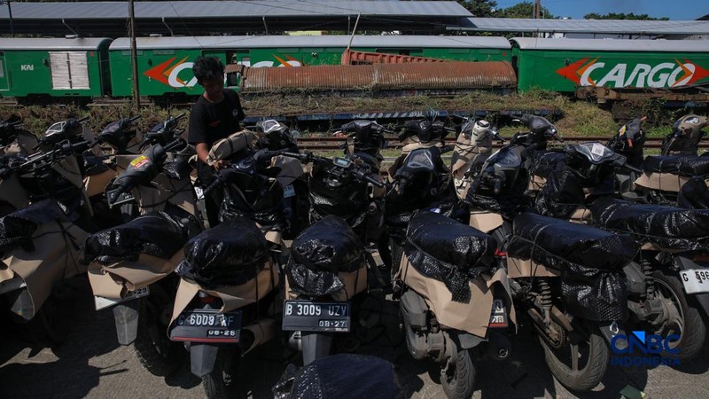 Pekerja menyiapkan sepeda motor milik peserta Mudik Motor Gratis (Motis) 2026 sebelum dilakukan pengiriman di Stasiun Jakarta Gudang, Kampung Bandan, Jakarta Utara, Jumat (13/3/2026). (CNBC Indonesia/Faisal Rahman)