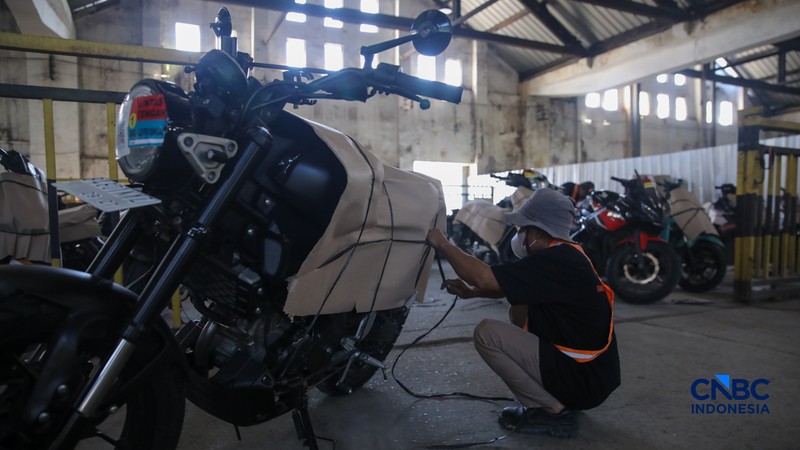 Pekerja menyiapkan sepeda motor milik peserta Mudik Motor Gratis (Motis) 2026 sebelum dilakukan pengiriman di Stasiun Jakarta Gudang, Kampung Bandan, Jakarta Utara, Jumat (13/3/2026). (CNBC Indonesia/Faisal Rahman)