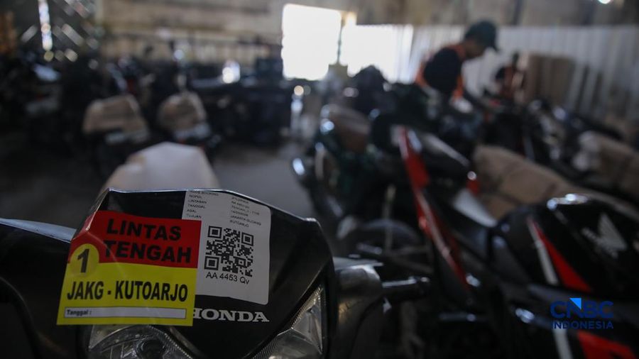 Pekerja menyiapkan sepeda motor milik peserta Mudik Motor Gratis (Motis) 2026 sebelum dilakukan pengiriman di Stasiun Jakarta Gudang, Kampung Bandan, Jakarta Utara, Jumat (13/3/2026). (CNBC Indonesia/Faisal Rahman)