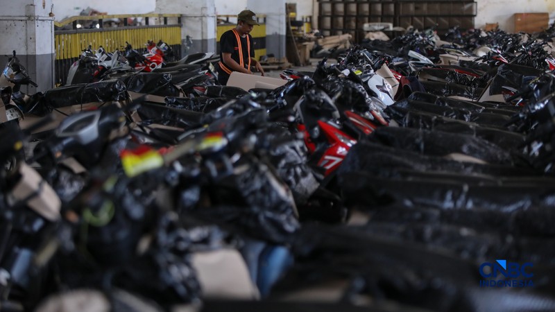 Pekerja menyiapkan sepeda motor milik peserta Mudik Motor Gratis (Motis) 2026 sebelum dilakukan pengiriman di Stasiun Jakarta Gudang, Kampung Bandan, Jakarta Utara, Jumat (13/3/2026). (CNBC Indonesia/Faisal Rahman)