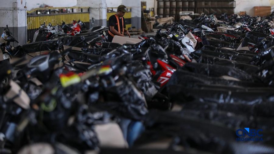 Pekerja menyiapkan sepeda motor milik peserta Mudik Motor Gratis (Motis) 2026 sebelum dilakukan pengiriman di Stasiun Jakarta Gudang, Kampung Bandan, Jakarta Utara, Jumat (13/3/2026). (CNBC Indonesia/Faisal Rahman)