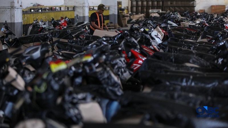 Pekerja menyiapkan sepeda motor milik peserta Mudik Motor Gratis (Motis) 2026 sebelum dilakukan pengiriman di Stasiun Jakarta Gudang, Kampung Bandan, Jakarta Utara, Jumat (13/3/2026). (CNBC Indonesia/Faisal Rahman)