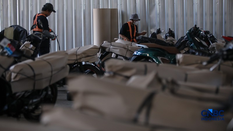 Pekerja menyiapkan sepeda motor milik peserta Mudik Motor Gratis (Motis) 2026 sebelum dilakukan pengiriman di Stasiun Jakarta Gudang, Kampung Bandan, Jakarta Utara, Jumat (13/3/2026). (CNBC Indonesia/Faisal Rahman)