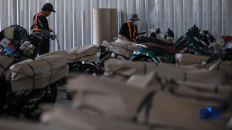 Pekerja menyiapkan sepeda motor milik peserta Mudik Motor Gratis (Motis) 2026 sebelum dilakukan pengiriman di Stasiun Jakarta Gudang, Kampung Bandan, Jakarta Utara, Jumat (13/3/2026). (CNBC Indonesia/Faisal Rahman)