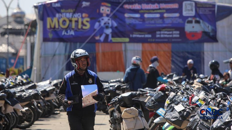 Pekerja menyiapkan sepeda motor milik peserta Mudik Motor Gratis (Motis) 2026 sebelum dilakukan pengiriman di Stasiun Jakarta Gudang, Kampung Bandan, Jakarta Utara, Jumat (13/3/2026). (CNBC Indonesia/Faisal Rahman)