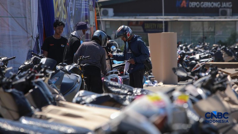 Pekerja menyiapkan sepeda motor milik peserta Mudik Motor Gratis (Motis) 2026 sebelum dilakukan pengiriman di Stasiun Jakarta Gudang, Kampung Bandan, Jakarta Utara, Jumat (13/3/2026). (CNBC Indonesia/Faisal Rahman)