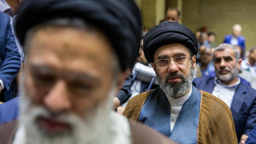 Pemimpin tertinggi Iran yang baru, Mojtaba Khamenei, putra kedua dari mendiang Pemimpin Tertinggi Iran Ayatollah Ali Khamenei, menghadiri pertemuan di Teheran, Iran, 22 Juli 2018. (Mehdi Ghasemi/ISNA/WANA (West Asia News Agency) via REUTERS/File Foto)