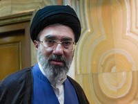 Pemimpin tertinggi Iran yang baru, Mojtaba Khamenei, putra kedua dari mendiang Pemimpin Tertinggi Iran Ayatollah Ali Khamenei, menghadiri pertemuan di Teheran, Iran, 13 Oktober 2024. (Hamed Jafarnejad/ISNA/WANA (West Asia News Agency) via REUTERS/Fil