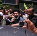 Pemimpin tertinggi Iran yang baru, Mojtaba Khamenei, putra kedua dari mendiang Pemimpin Tertinggi Iran Ayatollah Ali Khamenei, menghadiri rapat umum di Teheran, Iran, 31 Mei 2019. (Ali Taghavi/ISNA/WANA (West Asia News Agency) via REUTERS/File Foto)
