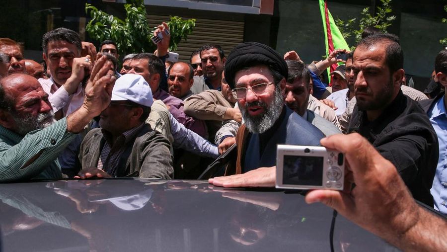 Pemimpin tertinggi Iran yang baru, Mojtaba Khamenei, putra kedua dari mendiang Pemimpin Tertinggi Iran Ayatollah Ali Khamenei, menghadiri rapat umum di Teheran, Iran, 31 Mei 2019. (Ali Taghavi/ISNA/WANA (West Asia News Agency) via REUTERS/File Foto)